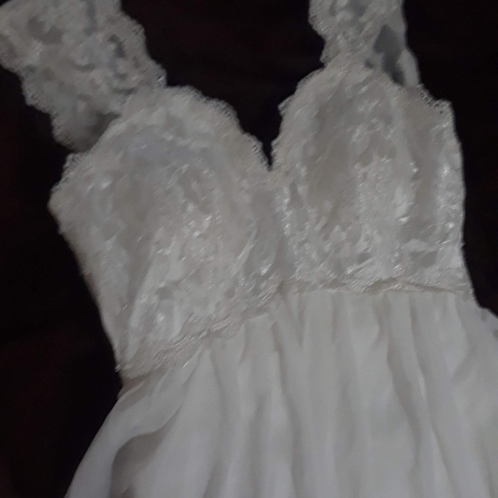 Beautiful flowy wedding dress